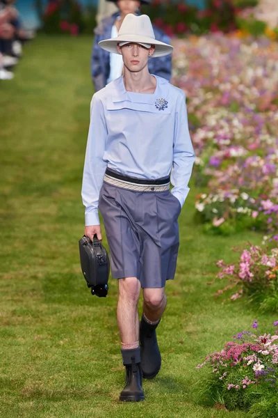 Look 16